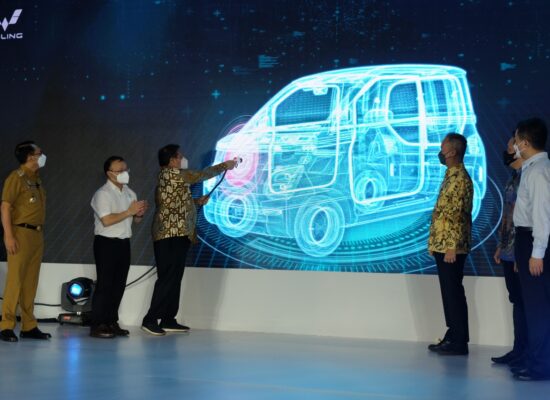 peluncuran mobil listrik yang diproduksi Wuling Motors Indonesia di dalam negeri.