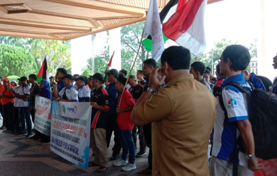 Puluhan buruh demo kantor Gubernur Aceh tuntut kenaikan UMP.